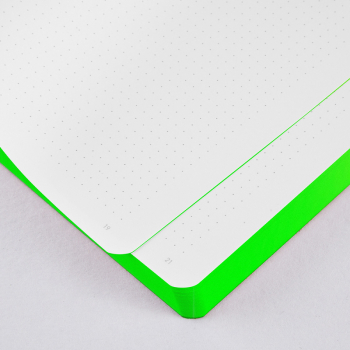 Nuuna, Notizbuch, Fresh Flex-Cover aus recyceltem Leder Seiten minidots, Print grün-gelb verlaufend, frontt Papier detail